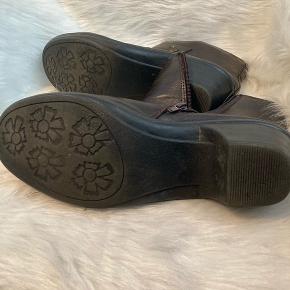 Woman’s size 10W Ankle Boots with Button Accents - Picture 7 of 7